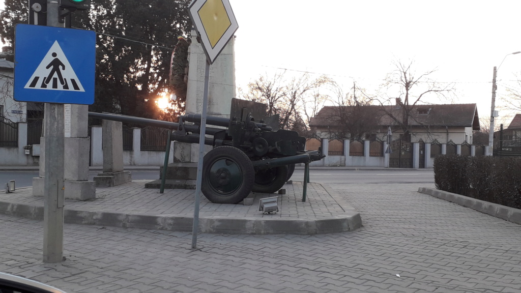 Canon à identifier autour monument Roumanie 20200113