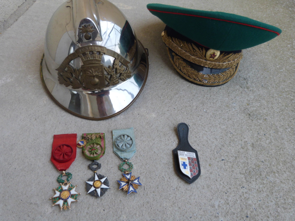 trouvailles de fin d'années : déco, casquette general russe, Adrian, police ... P1110830