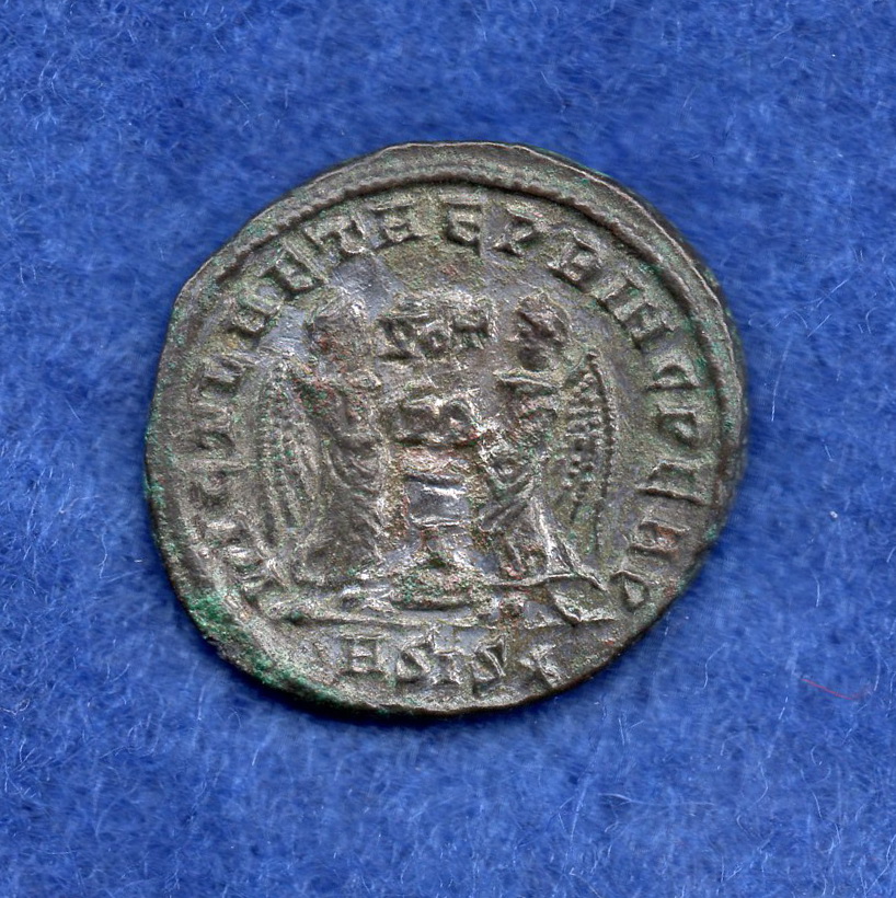 Nummus de Licinio I. CT LAETAE PRINC PERP. Dos Victorias sujetando escudo. Siscia. Rob_1213