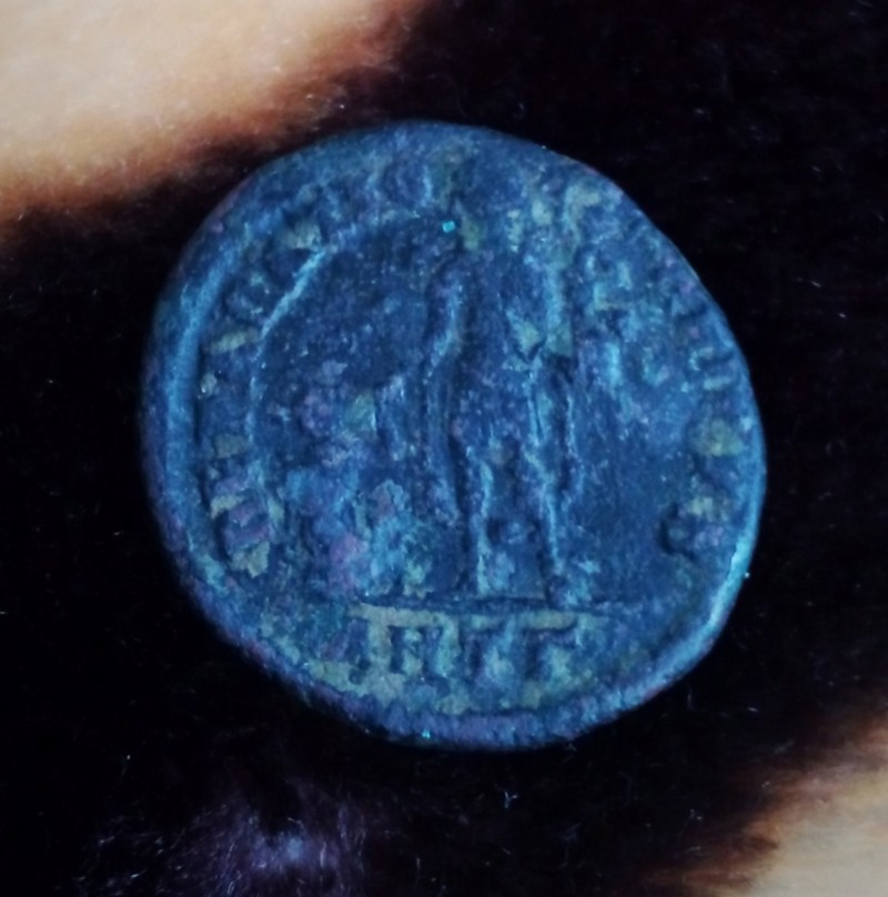 AE2 de Teodosio I. REPARATIO - REIPVB. Emperador estante de frente. Antioch. 20190813