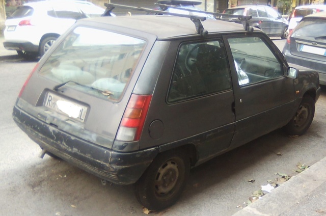 auto - avvistamenti auto storiche - Pagina 22 Renaul10