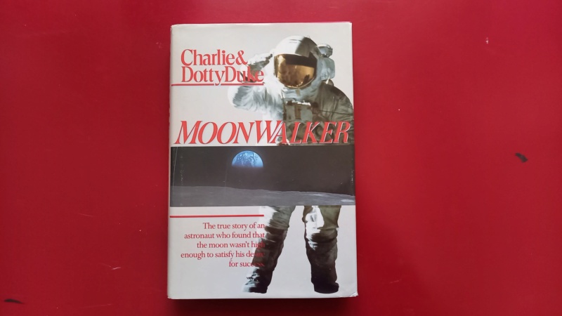 Livre "Moonwalker" de Charlie Duke 20211213