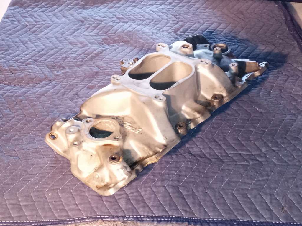 Edelbrock Performer SBC manifold : Chevrolet cast aluminum finned valve covers Edelbr11