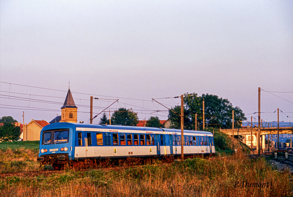 Septembre 1994, l'X 4406 au passage à Nouvion sur Meuse 40576710