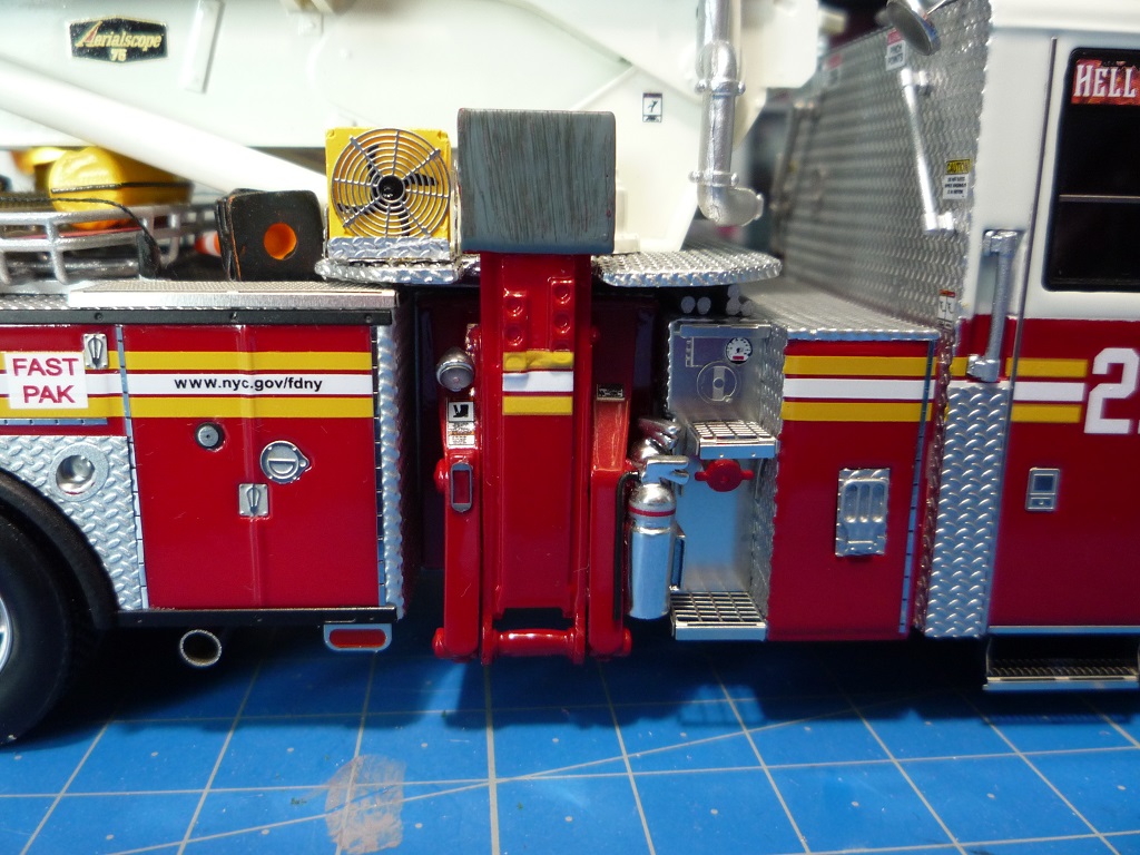 [AMERCOM] 1/64 - Tower Ladder 7 SEAGRAVE du Fire Department of New YORK P1180424