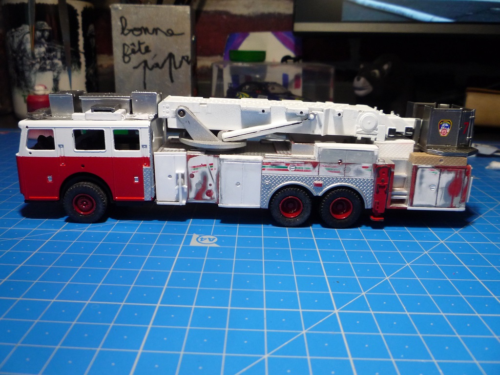 [AMERCOM] 1/64 - Tower Ladder 7 SEAGRAVE du Fire Department of New YORK P1180458