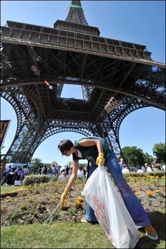 Des Japonais nettoient les rues de Paris Balai11