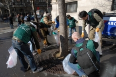 Des Japonais nettoient les rues de Paris Japona10