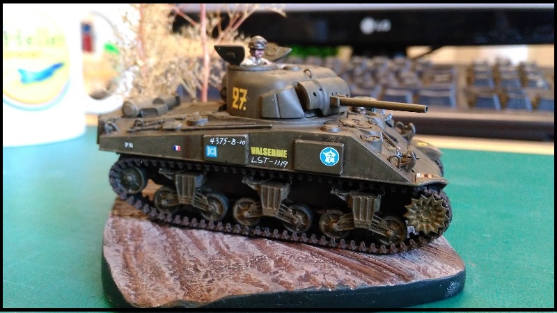 Char moyen M4A2 SHERMAN "VALSERINE" de la 2ème DB Réf 79894 Img_2376