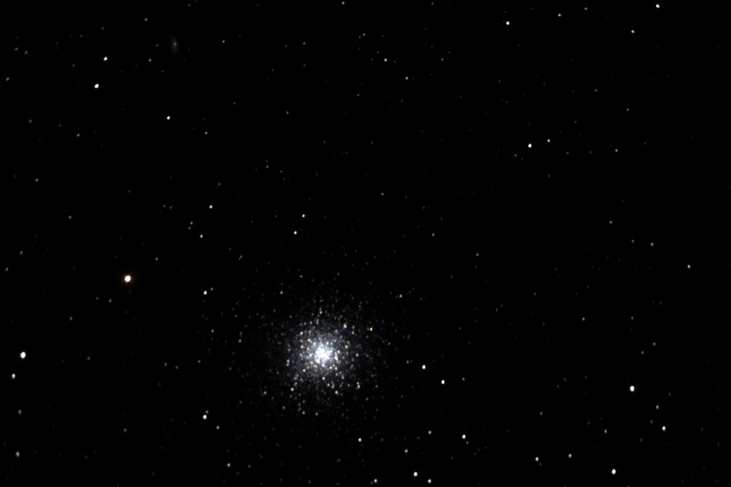 Un M13 avec 1 (voire 2) petites galaxies M13bw10
