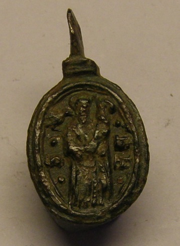 Medalla de Nª Sª de Montserrat y San Benito, siglo XVII. P1010012
