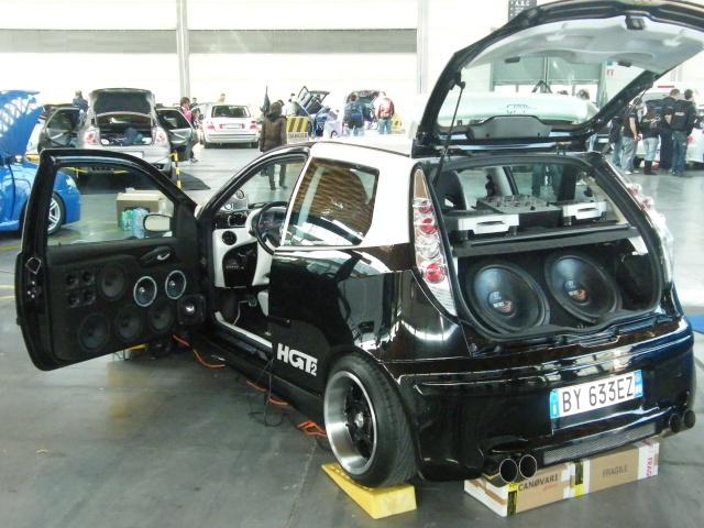 Ecco a voi alcune foto di auto tuning di My Special Car Show 2009 Dscf0012