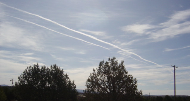 CHEMTRAILS IN THE SKY Chemtr10