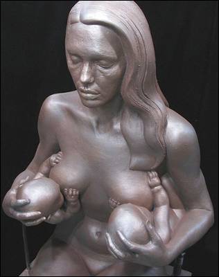 Una estatua de Angelina Jolie le da el pecho a sus hijos 12494910
