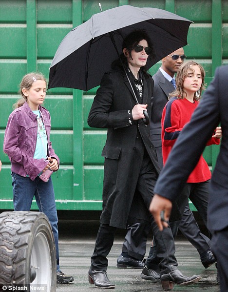 03/06/2009 : Nouvelle photo de MJ et ses enfants Articl10