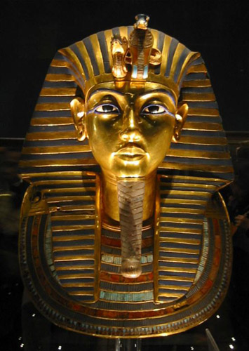 سيذبح الموت بجناحية كل من يرقد سلام مرقد الفرعون Tutanc12