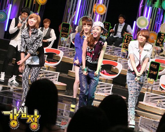 2NE1 and Erotic Minzy’s First Variety Show Appearance 20091039