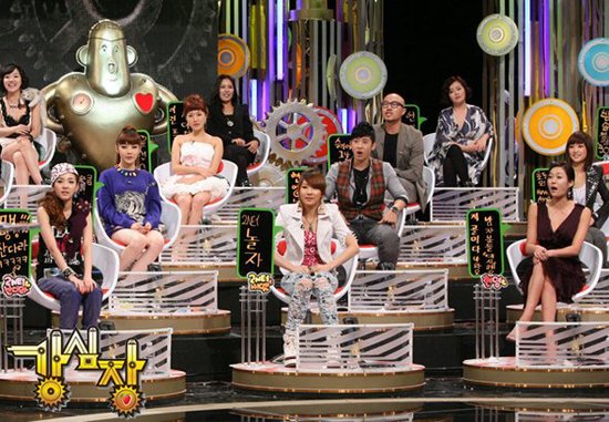 2NE1 and Erotic Minzy’s First Variety Show Appearance 20091041