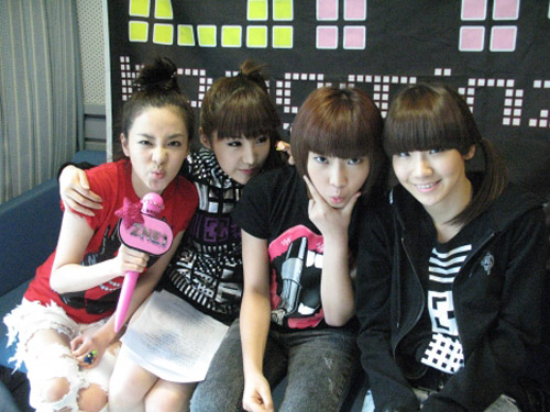 YG shortens dating rule for 2NE1’s Sandara and Park Bom 20091045