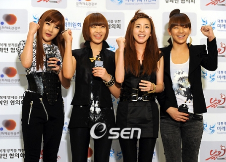 Guess who 2NE1 made famous recently Cl110