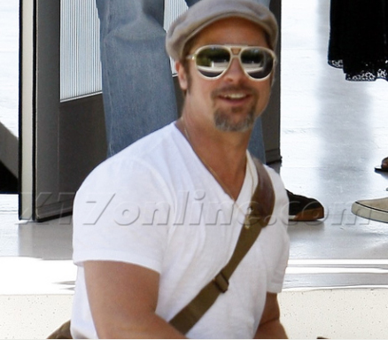 7/21/09 Brad Pitt on his motorbike visiting Aaron Sorkin 2211