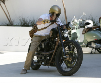 7/21/09 Brad Pitt on his motorbike visiting Aaron Sorkin 2510