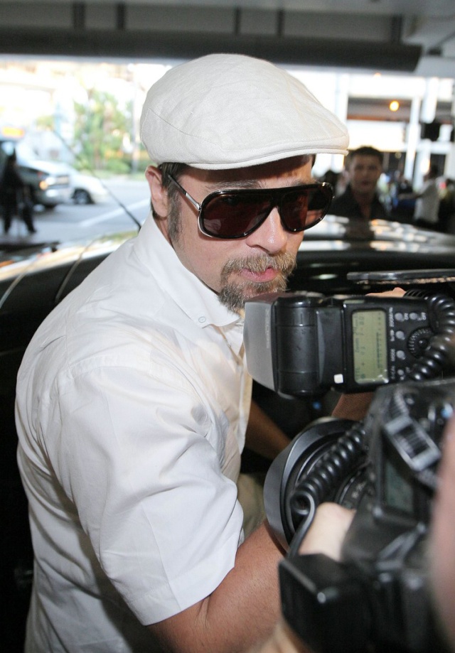 brad arriving at LAX airport 7/30/09 Bradpi12