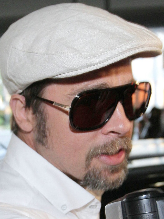 brad arriving at LAX airport 7/30/09 Bradpi14