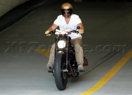 7/21/09 Brad Pitt on his motorbike visiting Aaron Sorkin Rtey5610