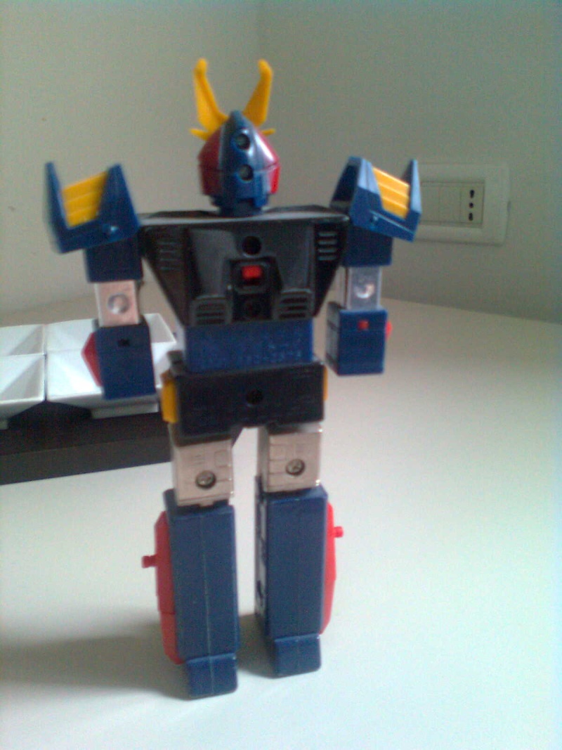 chi mi aiuta a completare questo robot? Immag012