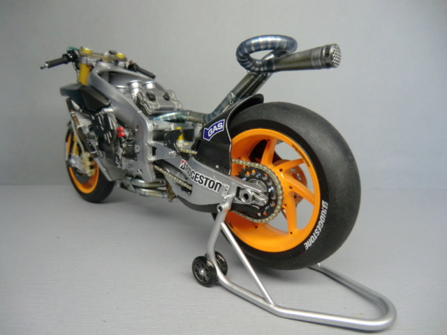 Honda RC213V  Repsol - Page 4 Cimg8125