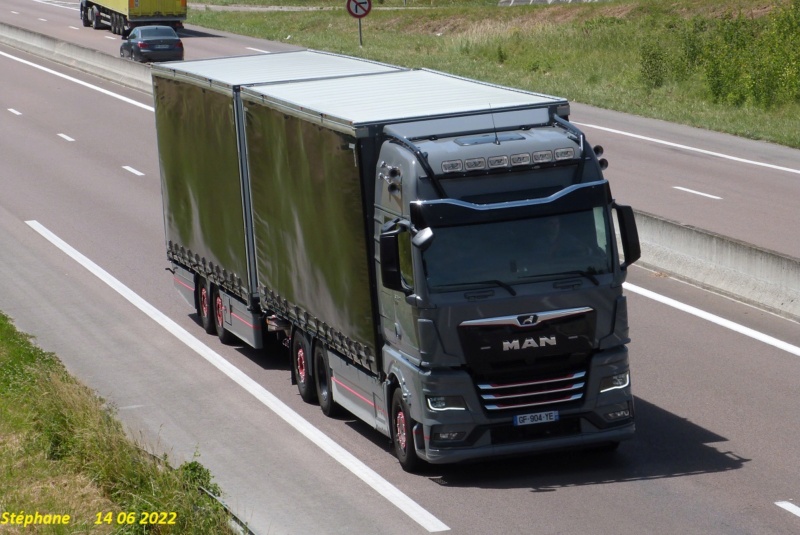 MAN TGX gris et rouge en camion remorque P1640571