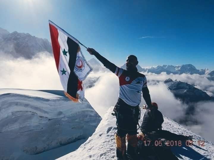 سامر عقاد يتسلق افيريست و يرفع العلم السوري Fb_im233