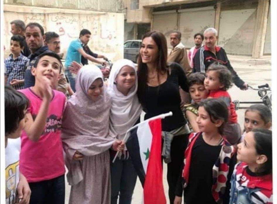 الممثلة الأمريكية كارلا اورتيز ترفع علم سورية بعيدها Fb_im394