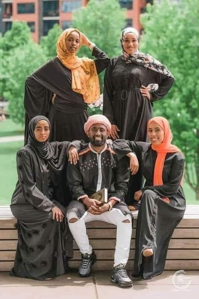 في الصومال فقط عليك ان تتزوج اربع نساء حتى ما تصير مفضوح Fb_im575