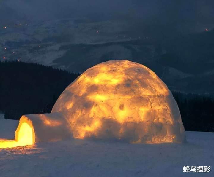 الإسكيمو يشعل النار داخل بيته الجليدي  Fb_im832