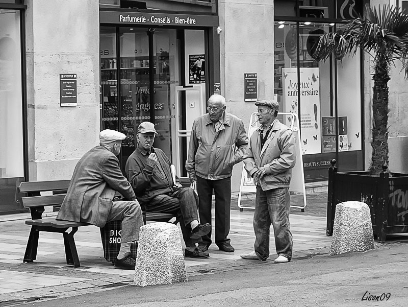Concours mars 2019 "STREET PHOTO" - Page 2 Banc1010