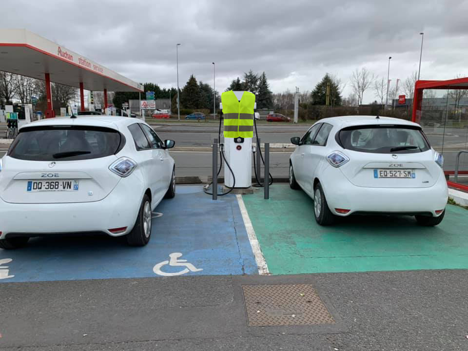 Un automobiliste sur une place de recharge II Borneg10