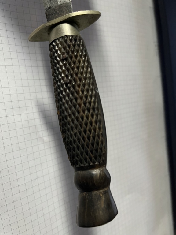 Couteau de combat à identifier 11a77410