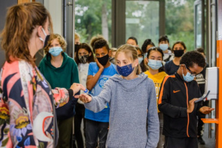 Leerlingen SG Gerrit Rietveld in Purmerend worden beloond met muntjes voor dragen mondkapje Gggggg10