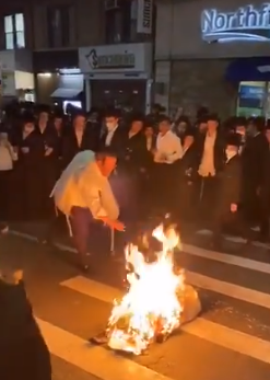 Brooklyn is door democraten bezet gebied. Joden verbranden hun maskers dit is een herhaling van 1940/45.  Naamlo25
