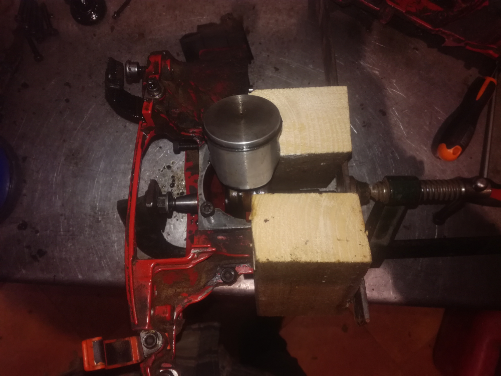 Estrazione albero motore dai semicarter e rimontaggio - Jonsered 2149 Estr_a11