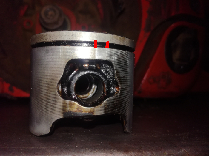 Diagnosi da colorazioni pistone e albero motore Jonsered 2149 Piston18