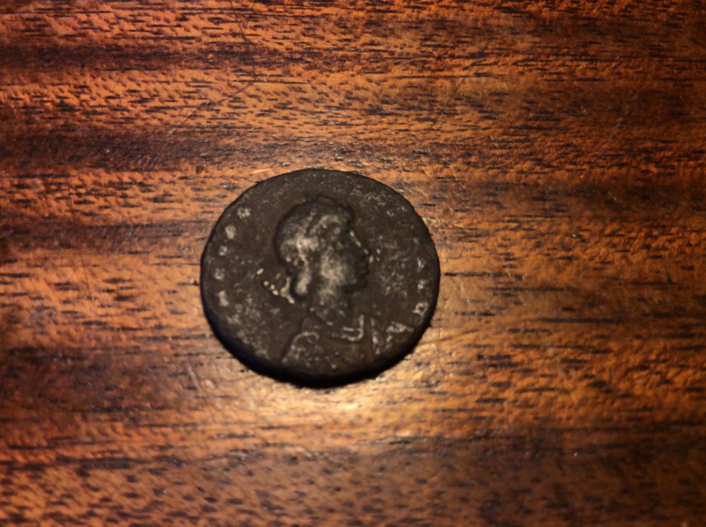 Decargiro de Teodosio I. GLORIA ROMANORVM. Emperador con lábaro. Nicomedia Moneda10