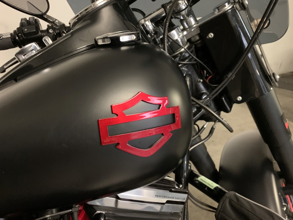 Projet Emblème métal incurvé rouge de réservoir Harley - Page 3 Img_1125