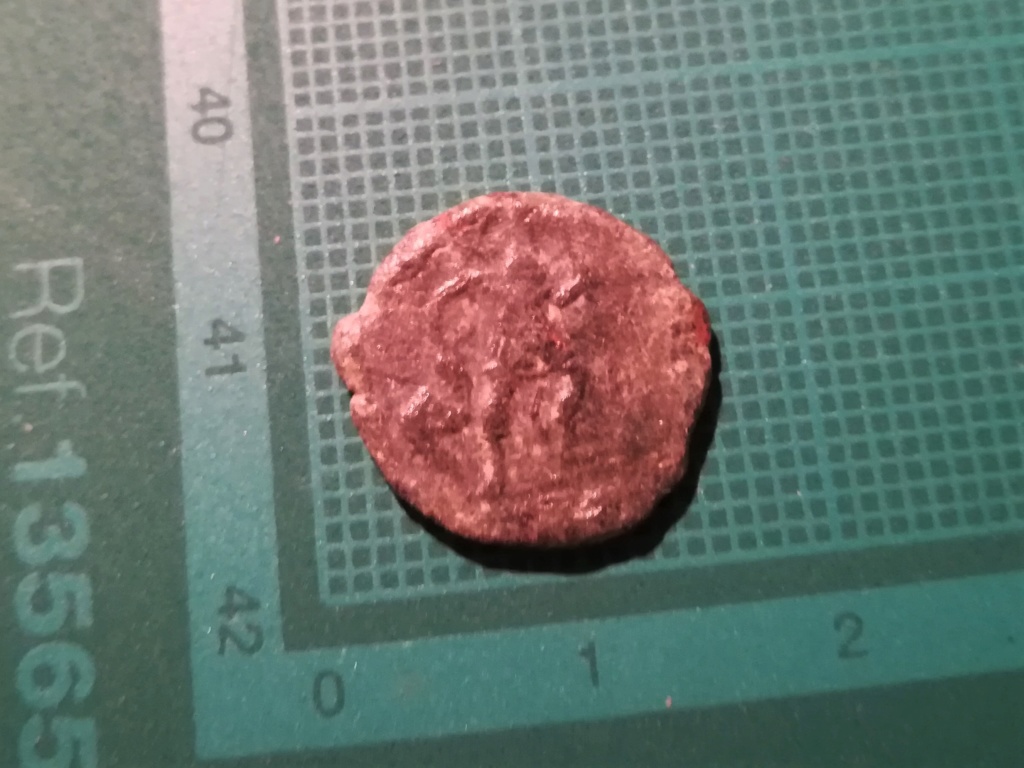 AE3 recortado tipo GLORIA ROMANORVM. Emperador con lábaro y cautivo. 215