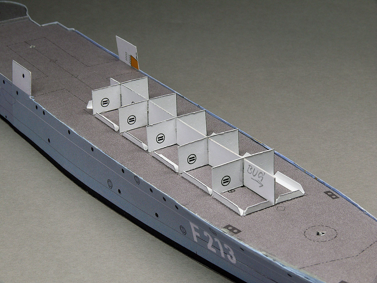 Navire-école d'artillerie F213 Scharnhorst [scratch carton sur plans & photos 1/250°] de Wilfried 20-spa10