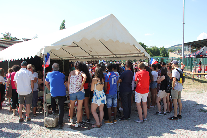 Sur grand écran au Stade de Pineton, le jour de gloire… Coup3110