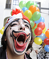 Audimax Studenten:Nach der dümmlichen Bedrohung folgt der Angriff der Clown Blödler auf Hahn Clowna12