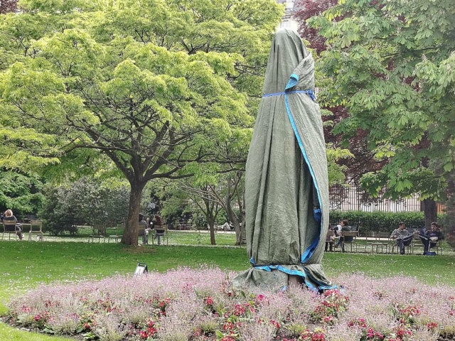 Choses vues dans le jardin du Luxembourg, à Paris - Page 10 Lutv10